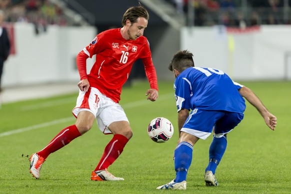 St. Gallen, 09.10.2015, Fussball EM Qualifikation, Schweiz - San Marino, Luca Zuffi (SUI) gegen Enrico Golinucci (STM) (Pascal Muller/EQ Images)