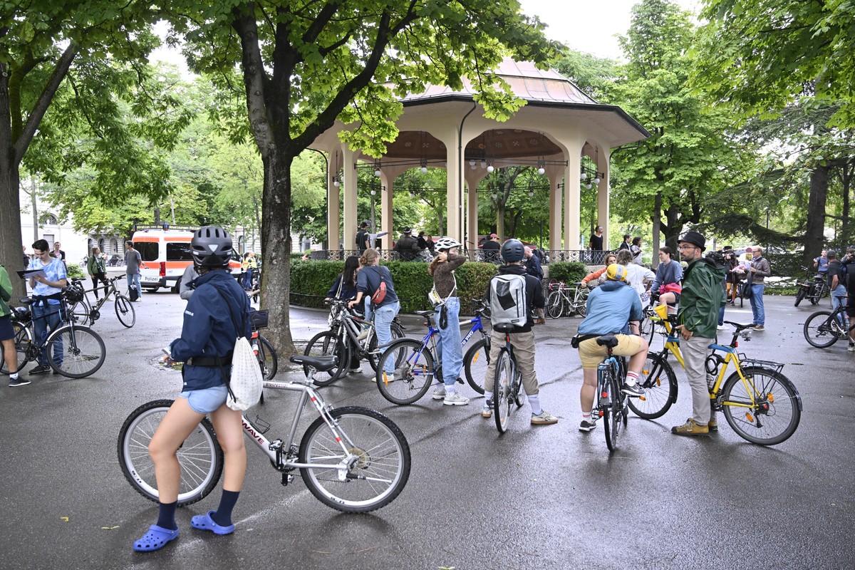 Teilnehmer an der Velodemo Critical Mass auf dem Buerkliplatz in Zuerich am Freitag, 28. Juli 2023. Bei der Critical Mass fahren am letzten Freitag im Monat Hunderte Velos nebeneinander durch die Stra ...