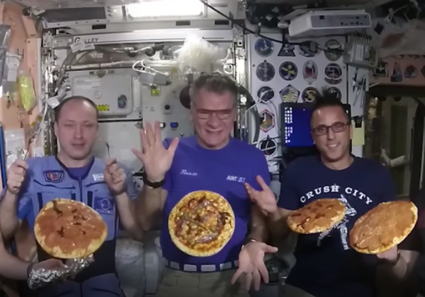 Die ISS-Astronauten zeigen stolz ihr Werk.&nbsp;