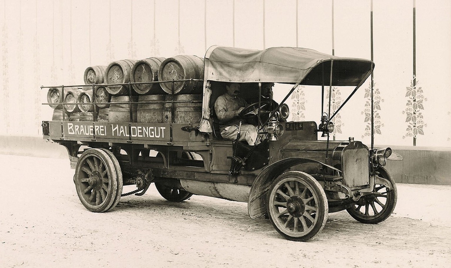 Nach und nach wurde das Bier mit Automobilien und nicht mehr mit Pferden transportiert. Foto von 1913.
https://commons.wikimedia.org/wiki/File:A2_048_Ein_Motorwagen.jpg