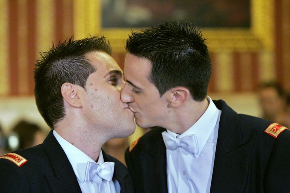 Homosexuelle Spanien Air force privates Alberto Sanchez and Alberto Linero kiss in military gala uniforms during their wedding ceremony in Seville, Spain, Friday Sept. 15, 2006. The two male air force ...