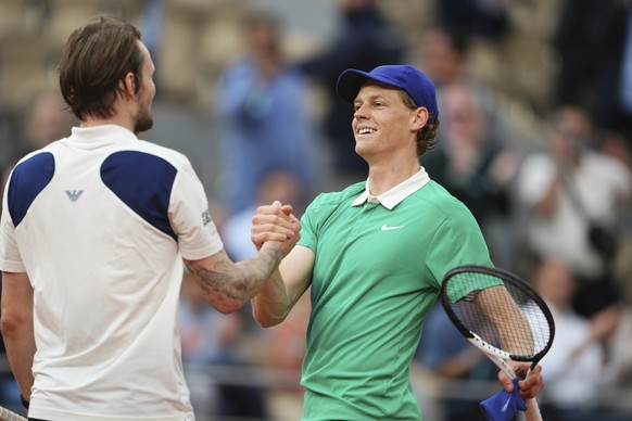 Winner Italy&#039;s Jannik Sinner, right, and Kazakhstan&#039;s Alexander Bublik shake hands after their quarterfinal match of the French Tennis Open at the Roland-Garros stadium in Paris, Wednesday,  ...