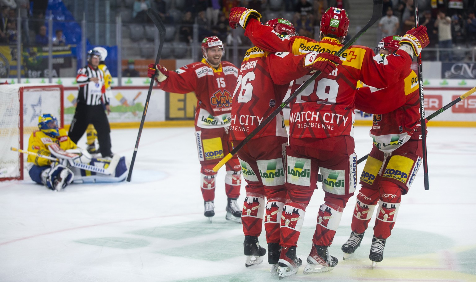 Biels Jere Sallinen, links, jubelt nach seinem Tor zum 2-0 mit seinen Teamkollegen, im Eishockey Meisterschaftsspiel der National League zwischen EHC Biel und HC Davos, am Samstag, 18. September 2021, ...