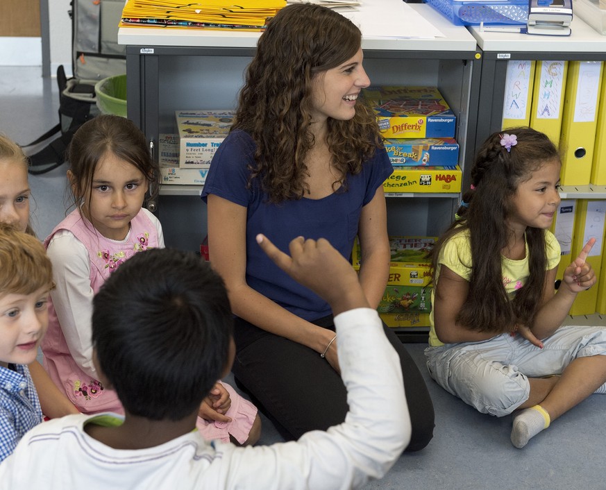 Eine Lehrperson unterrichtet Kinder im Alter von vier bis acht Jahren an der Basisstufe im Wankdorfschulhaus am Montag, 25. August 2014 in Bern. Seit einem Jahr besteht im Kanton Bern die Moeglichkeit ...