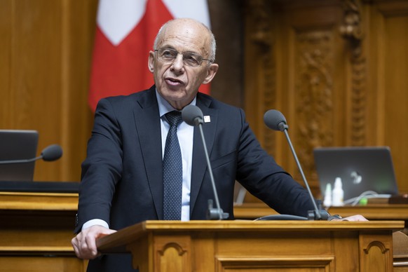 Bundesrat Ueli Maurer spricht waehrend der Fragestunde, waehrend der Fruehlingssession der Eidgenoessischen Raete, am Montag, 7. Maerz 2022, im Nationalrat in Bern. (KEYSTONE/Peter Klaunzer)