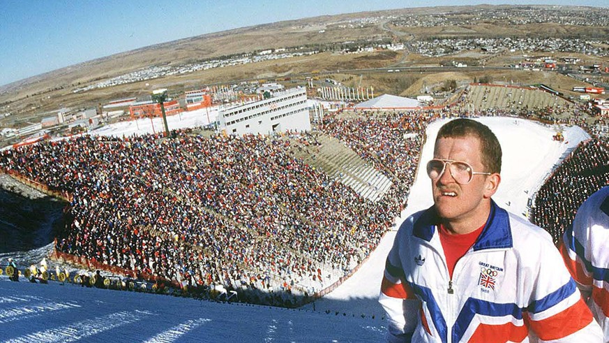 IMAGO / Colorsport

Eddy the Eagle Michael Edwards (Großbritannien) während der Olympischen Winterspiele 1988 in Calgary unter herrlich blauem Himmel auf dem Weg zur Schanze - PUBLICATIONxINxGERxSUIxA ...