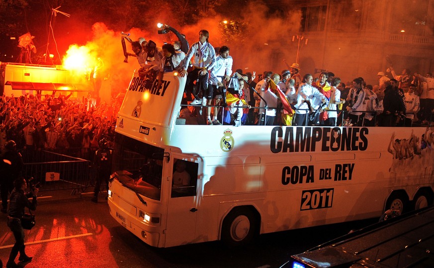 Nachts um vier Uhr geht's im offenen Bus durch die Madrider Innenstadt.
