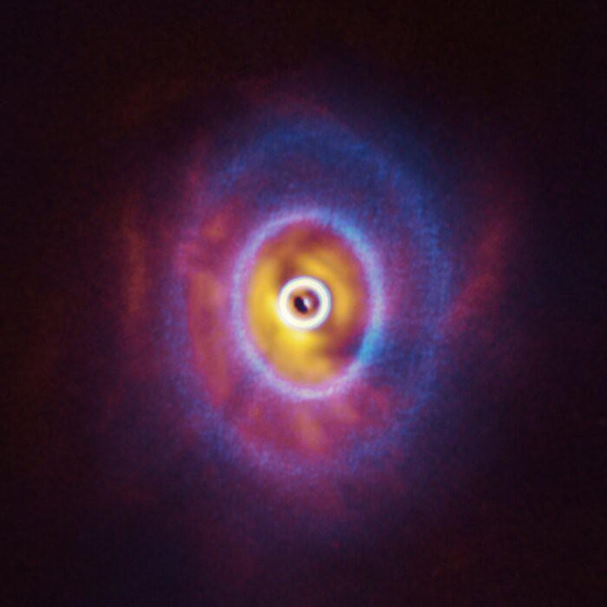 Das ALMA-Bild zeigt die ringförmige Struktur der protoplanetaren Scheibe von GW Orionis, wobei der innerste Ring (von dem ein Teil als länglicher Punkt in der Bildmitte sichtbar ist) vom Rest der Sche ...