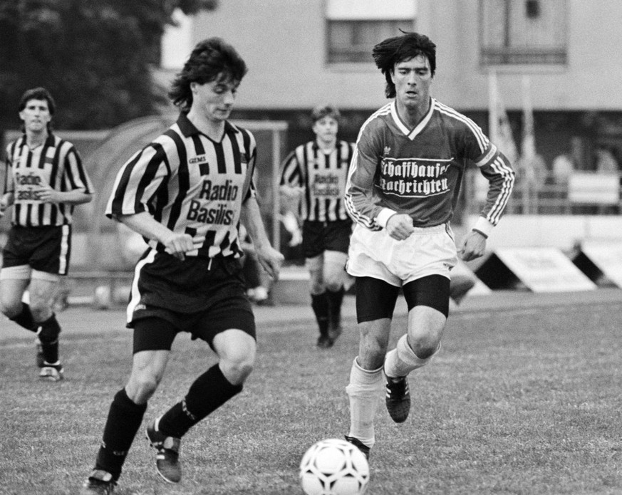 Der Spieler und Kapitaen vom FC Schaffhausen, Joachim Loew, sprintet am 6. Juni 1991 im Spiel zwischen dem FC Schaffhausen und den Basler Old Boys dem ballfuehrenden Cuno Mattioli hinterher. (KEYSTONE ...