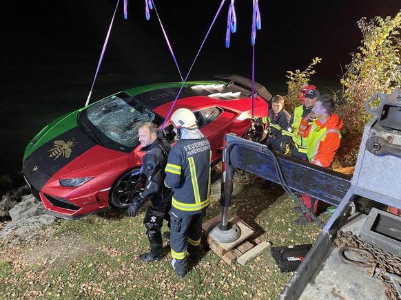 Am Dienstag, 19. Oktober 2021 wurde die Feuerwehr zu einer Fahrzeugbergung alarmiert. Ein Schweizer hatte seinen Lamborghini im Mondsee versenkt.