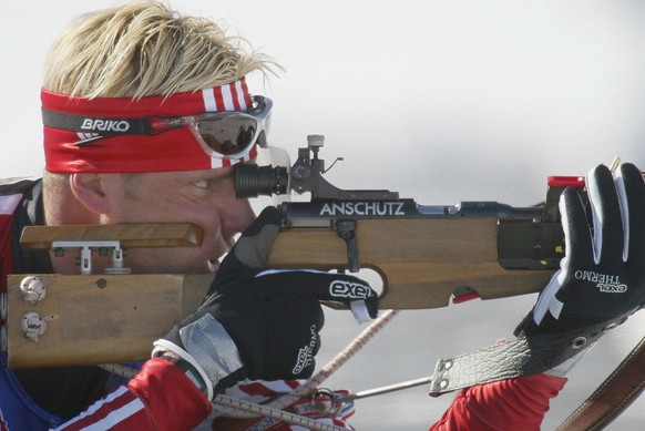 KB053 - 20020211 - SOLDIER HOLLOW, UTAH, UNITED STATES : Matthias Simmen of Switzerland competes in the shooting stage of the Men&#039;s 20km Individual Biathlon during the XIX Winter Olympics 11 Febr ...