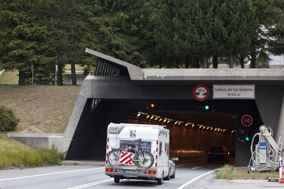 In Tunnels und auf Brücken müssten Alternativlösungen zu den fehlenden Pannenstreifen zum Einsatz kommen – Einfahrt zum Südportal des Gotthard-Tunnels&nbsp;