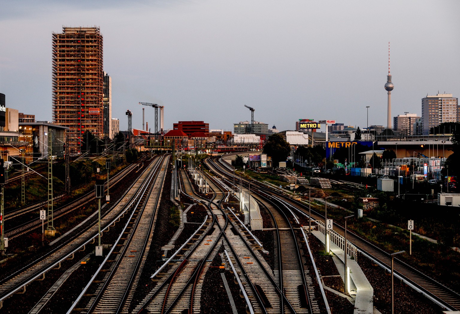 epa09442098 View of empty railway tracks during the strike of the German Train Drivers&#039; Union (GDL) in Berlin, Germany, 02 September 2021. The dispute with Deutsche Bahn focuses on pay rates, pen ...