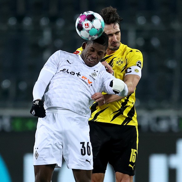 epa08958962 Breel Embolo (L) of Gladbach challenges Mats Hummels of Dortmund during the German Bundesliga soccer match between Borussia Moenchengladbach and Borussia Dortmund at Borussia-Park in Moenc ...