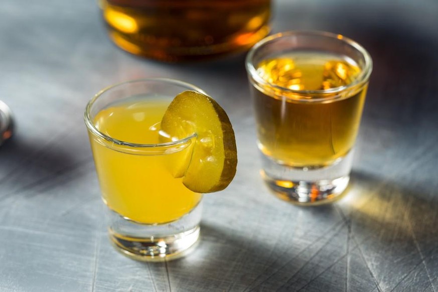 pickleback shots saure gurken saft whiskey trinken alkohol drinks