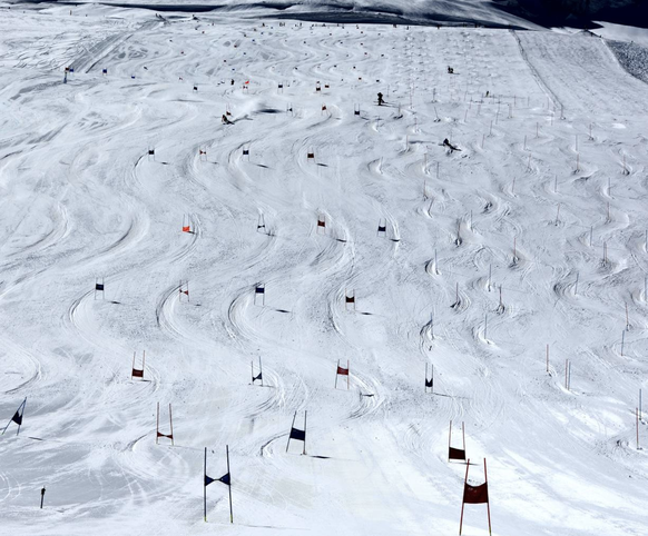 Der Trainingshang auf dem Feegletscher erinnert an Arbeit am Fliessband.