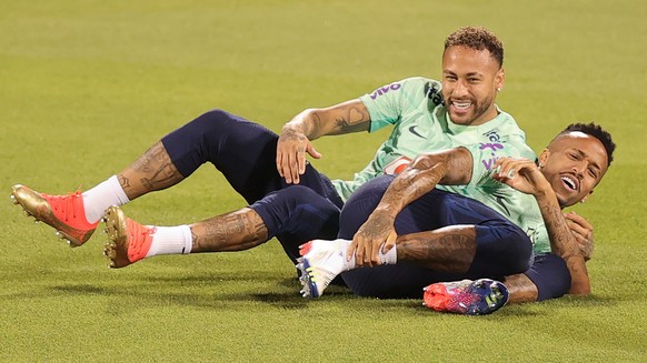 epa10318246 Neymar (top) and Eder Militao (down) of Brazil attend a training session of the team in Doha, Qatar, 21 November 2022. Brazil will face Serbia on 24 November their group G match of the FIF ...