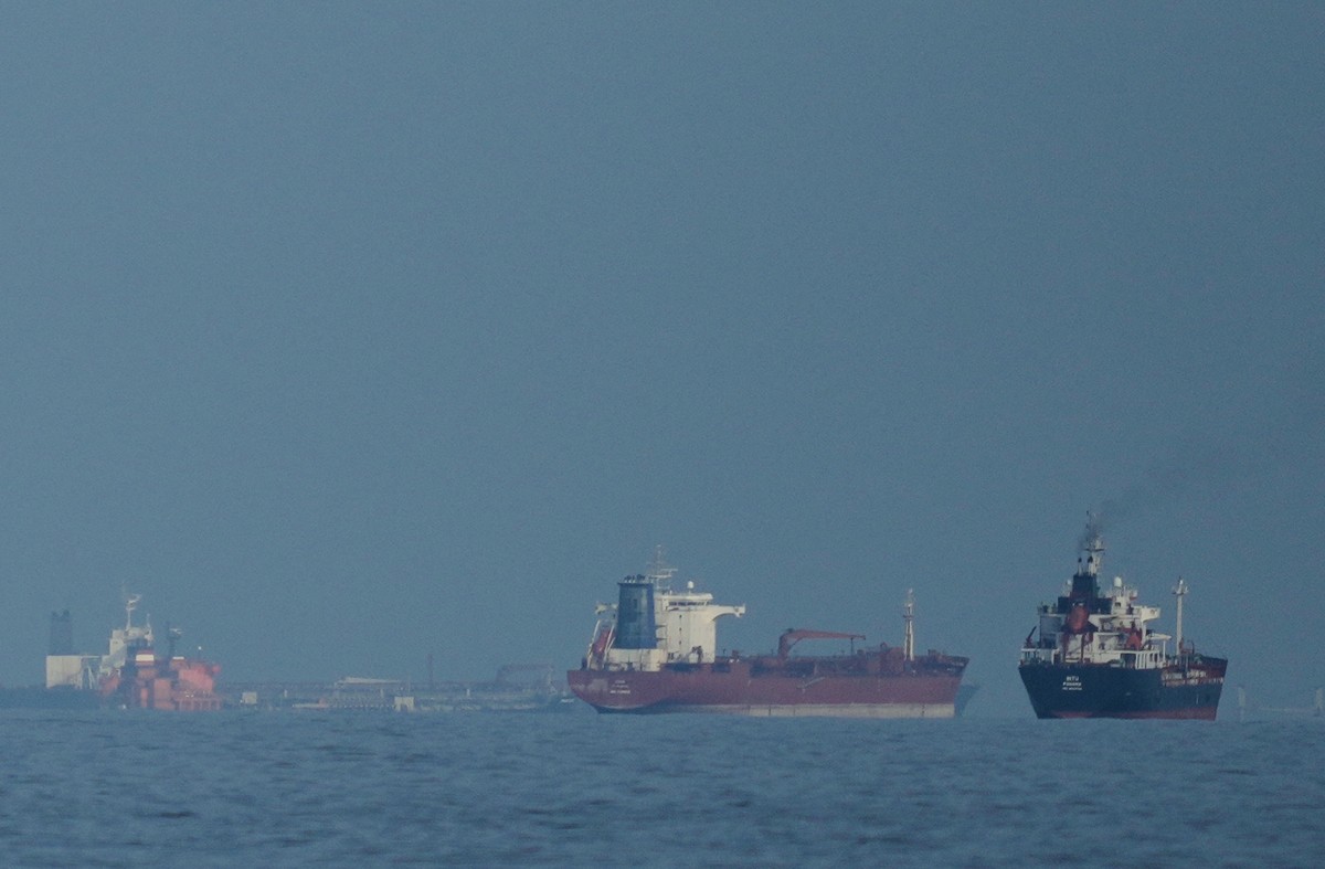 FILE - Oil tankers and cargo ships line up in the Strait of Hormuz as seen from Khor Fakkan, United Arab Emirates, Wednesday, March 11, 2026. (AP Photo/Altaf Qadri,File)
Iran US Oil Prices