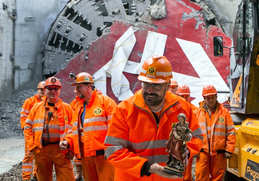 Ein Mineur mit der heiligen Barbara feiert den Durchstich des Eppenbergtunnel am Freitag, 2. Februar 2018, in Gretzenbach. Nach einem Jahr Bauzeit hat die Tunnelbohrmaschine den 2600 Meter langen Tunn ...