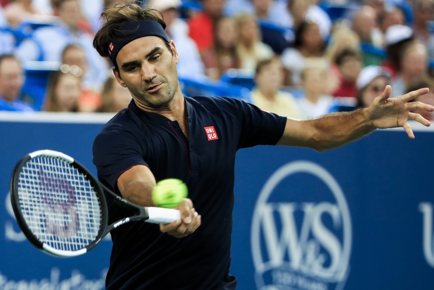 epa06950197 Roger Federer of Switzerland in action against Peter Gojowczyk of Germany during their match at the Western &amp; Southern Open tennis tournament at the Lindner Family Tennis Center in Mas ...