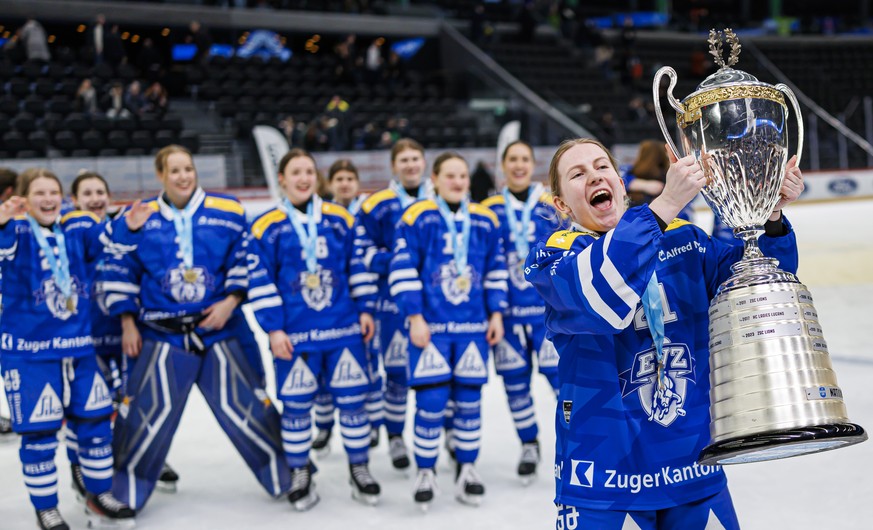 La joueuse zougoise Rahel Entleer celebre avec la coupe apres la finale de Women&#039;s National Cup 2024/2025 de hockey sur glace entre le EV Zug et le HC Fribourg-Gotteron, ce dimanche 26 janvier 20 ...