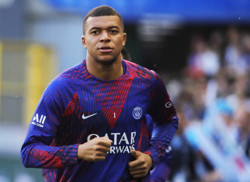 epa10658424 Paris Saint Germain&#039;s Kylian Mbappe warms up for the French Ligue 1 soccer match between RC Strasbourg and Paris Saint Germain at Meinau stadium at Strasbourg, France, 27 May 2023. EP ...