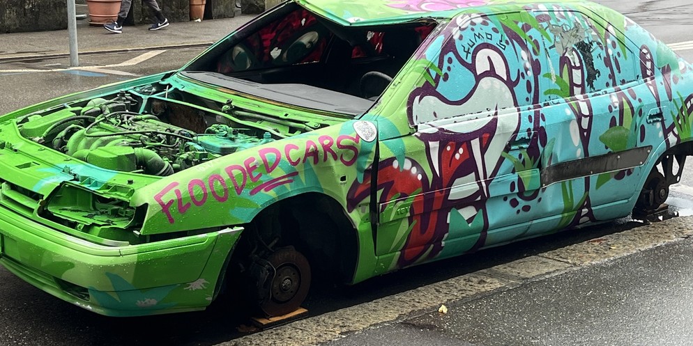 Kunst zum Klimawandel: Einer der sogenannten «Flooded Cars» in Bern.