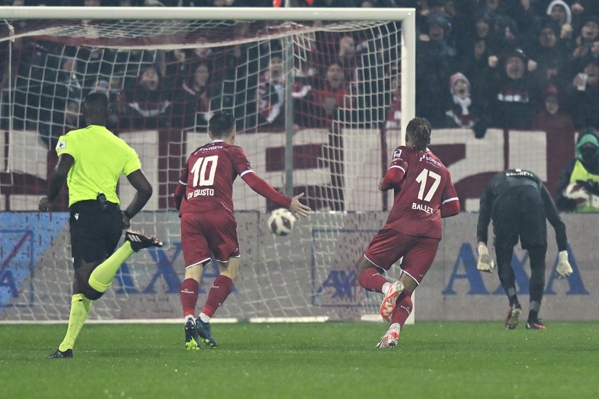 Der Winterthurer Samuel Ballets schiesst das 1-0 beim Fussballspiel der Super League FC Winterthur gegen die .BSC Young Boys im Stadion Schuetzenwiese in Winterthur am Samstag, 4. November 2023. (KEYS ...