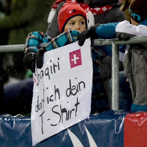 15.11.2014; St.Gallen; Fussball EM Quali - Schweiz - Litauen; Kinder mit Shaqir-Plakat
(Andy Mueller/freshfocus)