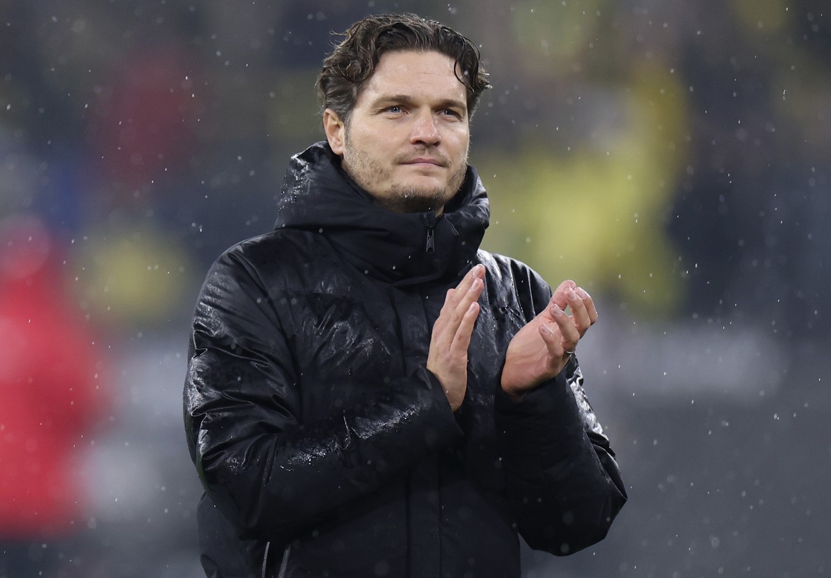 epa11037803 Dortmund's head coach Edin Terzic reacts after the German Bundesliga soccer match between Borussia Dortmund and 1. FSV Mainz 05 in Dortmund, Germany, 19 December 2023. EPA/CHRISTOPHER ...