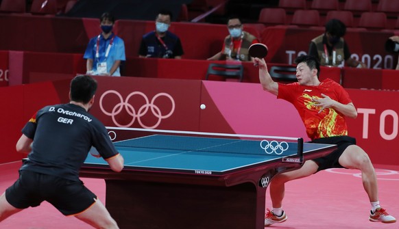 epa09376198 Ovtcharov Dimitrij of Germany (L) in action against Ma Long of China (R) during the Table Tennis Men&#039;s Singles Semifinal of the Tokyo 2020 Olympic Games at the Tokyo Metropolitan Gymn ...