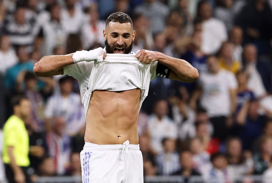 epa10220460 Real Madrid&#039;s Karim Benzema reacts during the Spanish LaLiga soccer match between Real Madrid and CA Osasuna in Madrid, Spain, 02 October 2022. EPA/Chema Moya