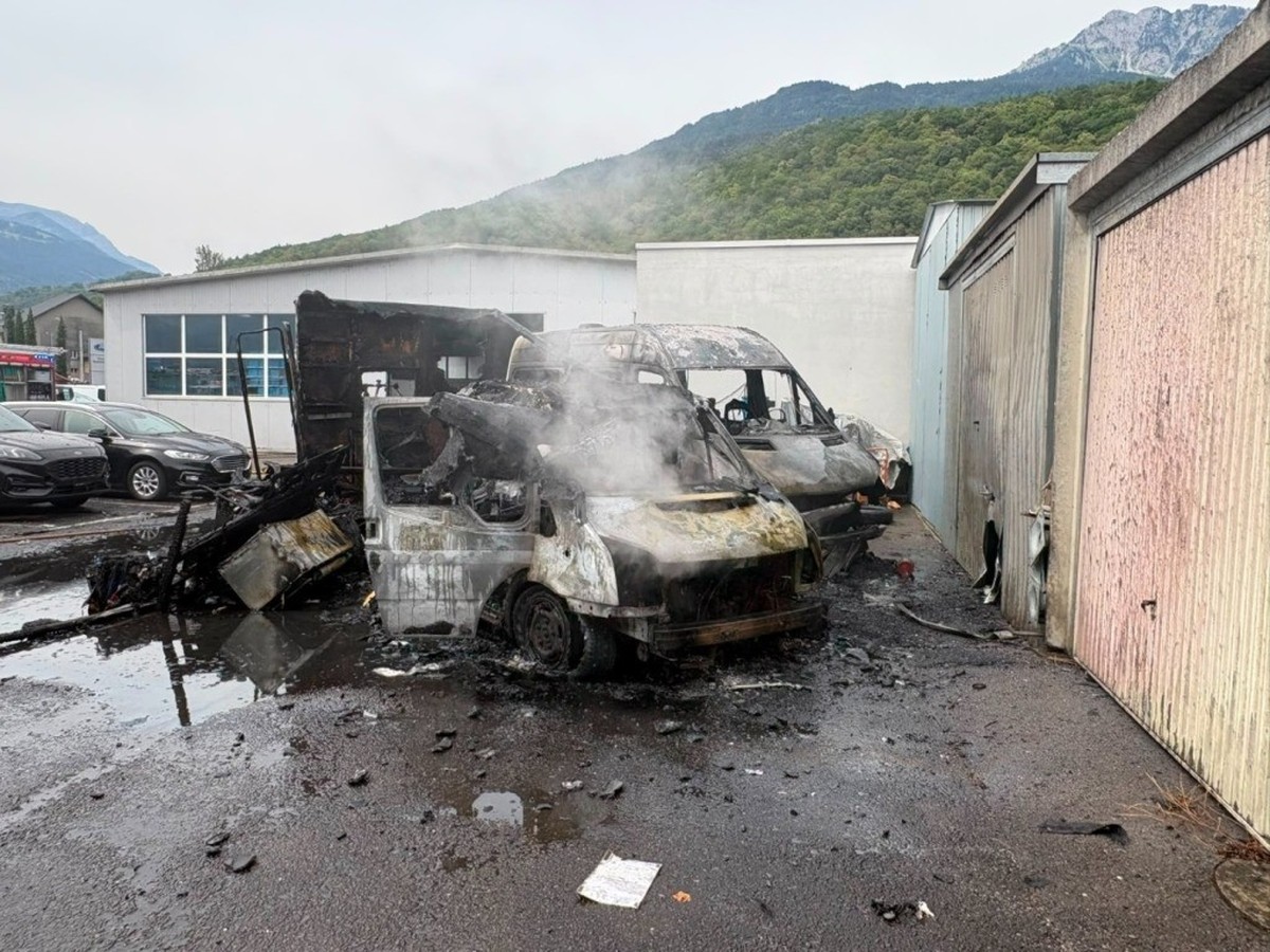 Un camping-car et un bus sont partis en fumée, lundi matin à Collombey-Muraz (VS).