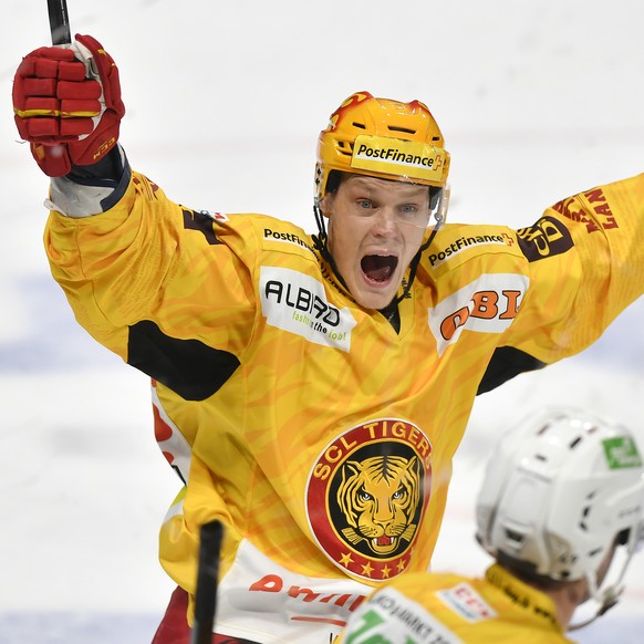 Der Tiger Harri Pesonen jubelt nach dem 2-3 beim Eishockeyspiel der National League ZSC Lions gegen die SCL Tigers in Zuerich am Donnerstag, 2. Januar 2020. (KEYSTONE/Walter Bieri)