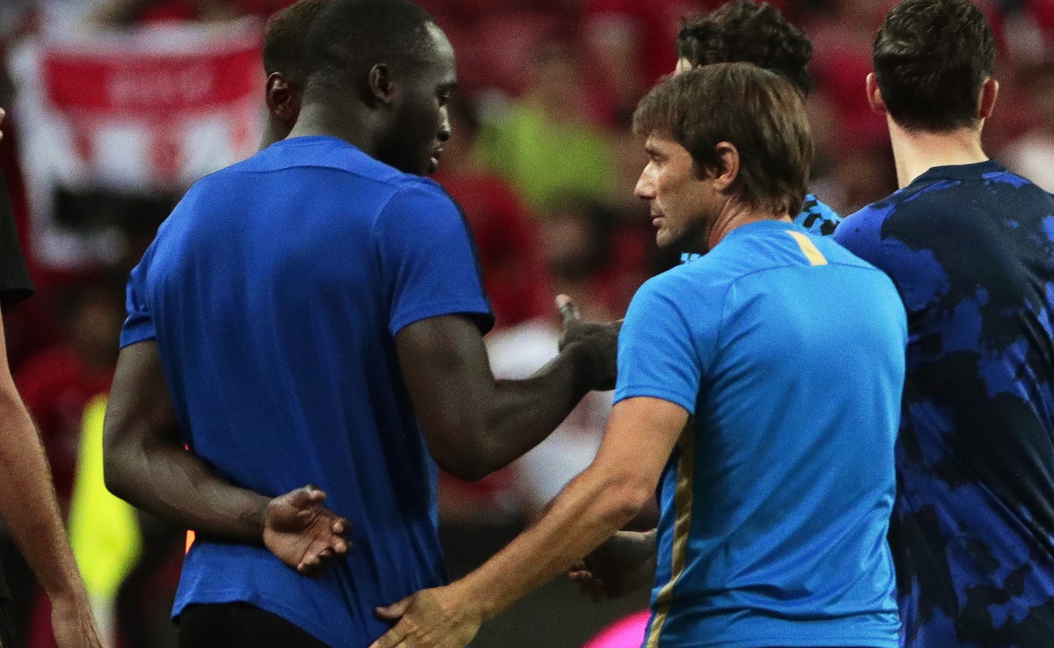 epa07761716 (FILE) - Manchester United&#039;s Romelu Lukaku (L) and Inter&#039;s head coach Antonio Conte (R) react after the International Champions Cup soccer match between Manchester United and Int ...