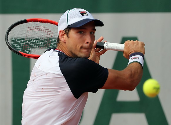 epa05995990 Dusan Lajovic of Serbia in action against Thomaz Bellucci of Brazil during their men’s 1st round single match during the French Open tennis tournament at Roland Garros in Paris, France, 28 ...