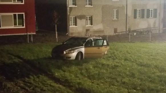 Das Auto erfasste die Familie und tötete ein Kind.