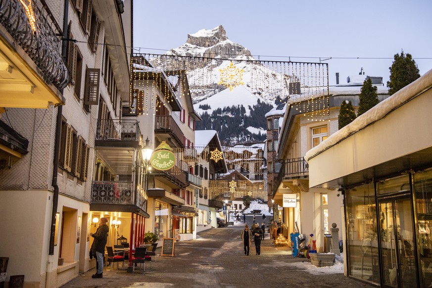 Die fast leere Dorfstrasse und Einkaufsstrasse im Wintersportort Engelberg waehrend der Corona-Pandemie, am Freitag, 18. Dezember 2020. (KEYSTONE/Urs Flueeler)