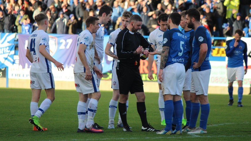 Platzverweis: Die Spieler des FC Glenavon (r.) wollen es nicht wahrhaben.