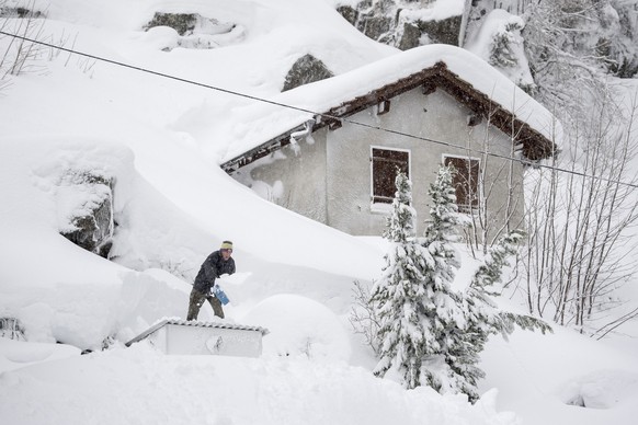 Die Schneeraeumungsarbeiten waehrend den heftigen Schneefaellen laufen am Montag, 14. Januar 2019, in Goeschenen im Kanton Uri auf Hochtouren. In weiten Teilen der Alpen sind zur Zeit heftige Schneefa ...