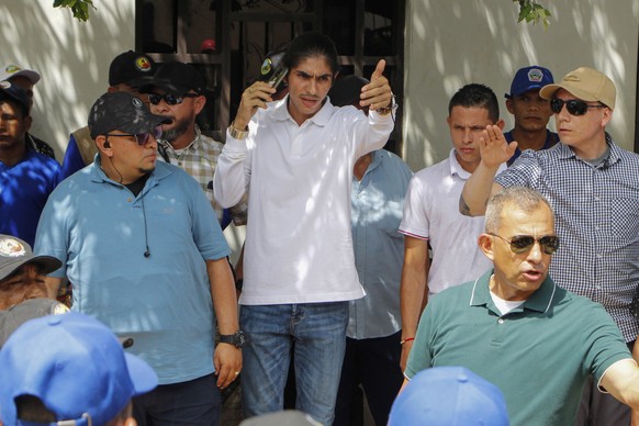 epa10908166 EMC delegation spokesperson, Andrey Avendano (C) arrives at the municipal sports center in Tibu, Colombia, 08 October 2023. The delegations of the Colombian government and the Central Gene ...