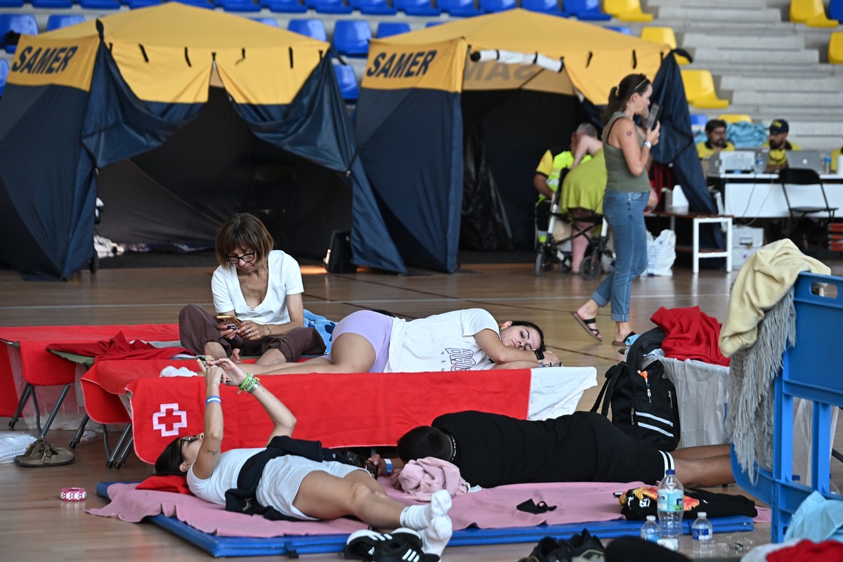 epa13131693 Residents of the villages close to Valle del Tietar, that have been force to evacuated, rest at a gym in Las Rozas, Madrid, Spain, 25 July 2026. The fires have forced 60.000 residents from ...