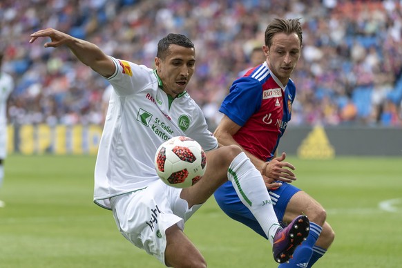 St. Gallens Yannis Tafer, links, im Kampf um den Ball gegen Basels Luca Zuffi, rechts, im Fussball Meisterschaftsspiel der Super League zwischen dem FC Basel 1893 und dem FC St. Gallen 1879 im Stadion ...