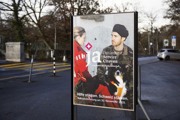 Ein Plakat wirbt fuer ein Ja zur Service Citoyen Initiative, am Donnerstag, 20. November 2025, in Bern. (KEYSTONE/Peter Klaunzer)