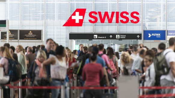 ARCHIV - ZU DEN HALBJAHRESZAHLEN DER SWISS, AM DIENSTAG, 31. JULI 2018, STELLEN WIR IHNEN FOLGENDES BILDMATERIAL ZUR VERFUEGUNG ---- Passengers queue in the check-in hall 1 at Zurich Airport, pictured ...
