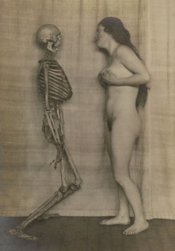 sex and death viktorianische aktfotografie skelett nackt http://sobadsogood.com/2017/09/17/apparently-skeleton-erotica-used-be-thing-victorian-age/