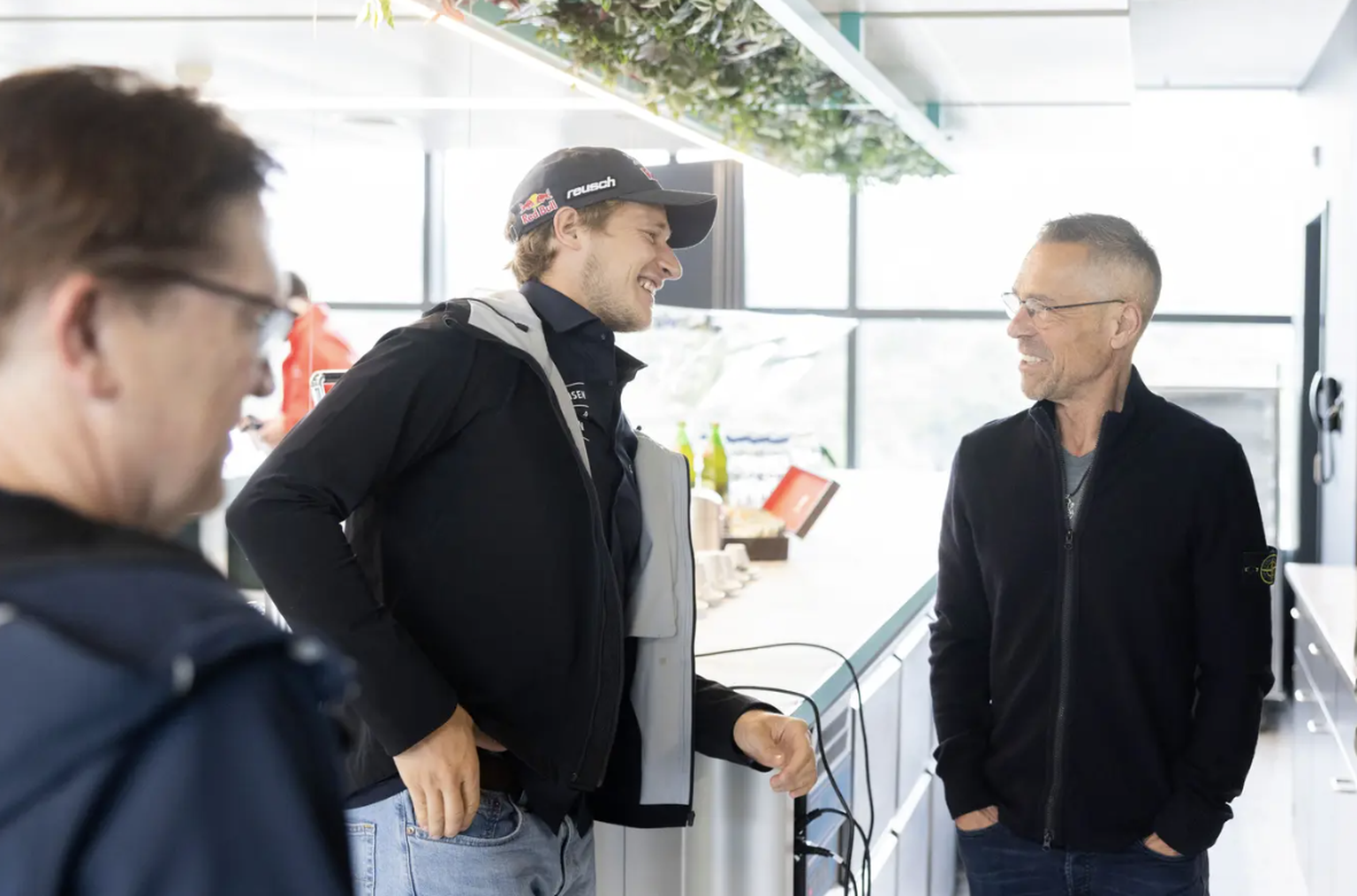 Matthias Hüppi, Präsident des FC St. Gallen, lässt sich die Gelegenheit nicht entgehen, Marco Odermatt kurz zu treffen.