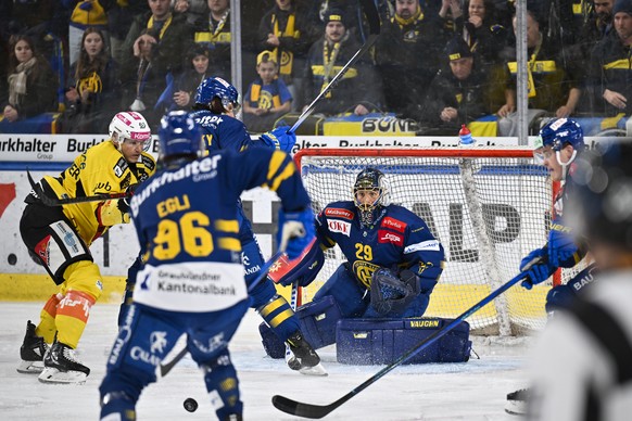 Torhueter Sandro Aeschlimann (HCD) verfolgt den Puck beim Eishockey Spiel der National League zwischen dem HC Davos und dem SC Bern, am Samstag, 11. Januar 2025, im Eisstadion in Davos. (KEYSTONE/Gian ...