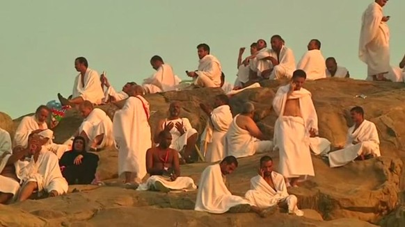 radar-reuters Der Menschenstrom reißt nicht ab: Hunderttausende Pilger halten sich derzeit im saudi-arabischen Mekka auf, um die Pilgerreise Hadsch zu begehen. Jeder gesunde Muslim, der finanziell daz ...