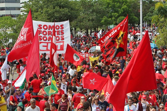 epa06470933 People attend a support rally for former Brazilian president Luiz Inacio Lula da Silva in Porto Alegre, Brazil, 24 January 2018. A regional appeal court TRF-4 in Porto Alegre is holding a  ...